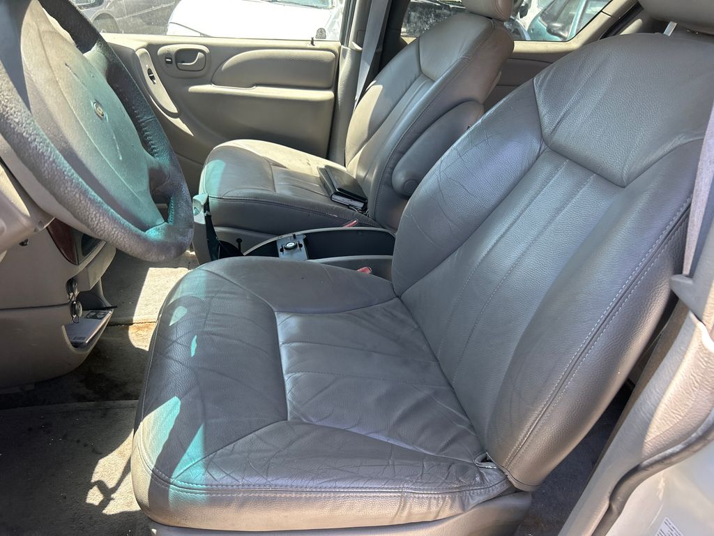 2003 Chrysler Town & Country 6