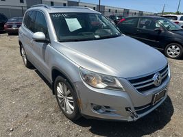 2011 VOLKSWAGEN Tiguan