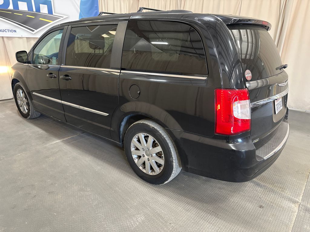 2013 Chrysler Town & Country 2