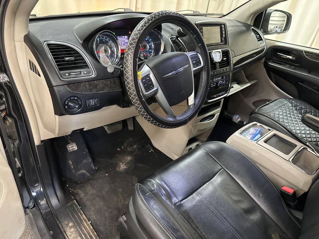 2013 Chrysler Town & Country 10