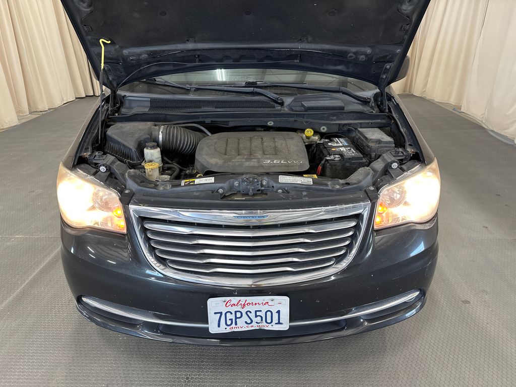 2013 Chrysler Town & Country 9