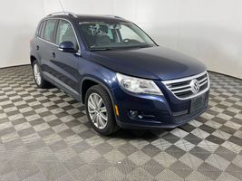 2011 VOLKSWAGEN Tiguan