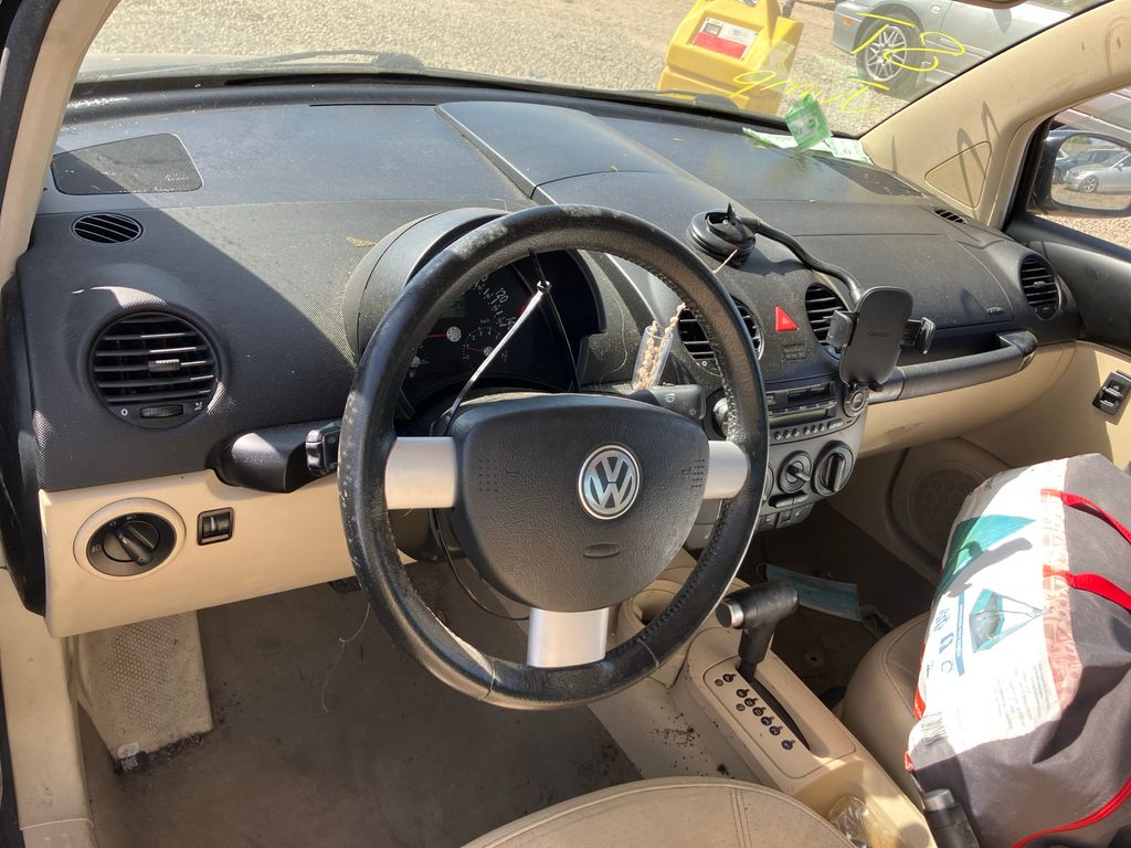 2004 VOLKSWAGEN New Beetle 10