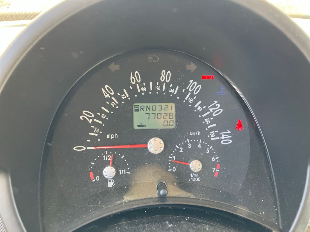 2004 VOLKSWAGEN New Beetle 4