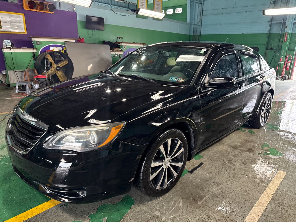 2013 Chrysler 200 1
