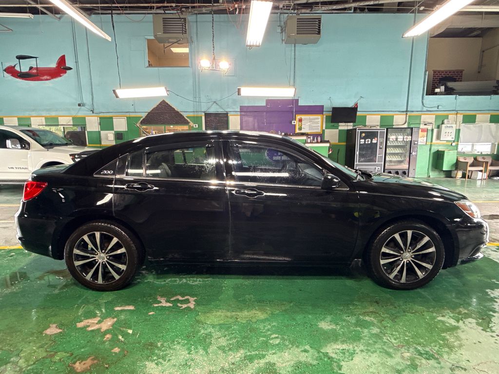 2013 Chrysler 200 13