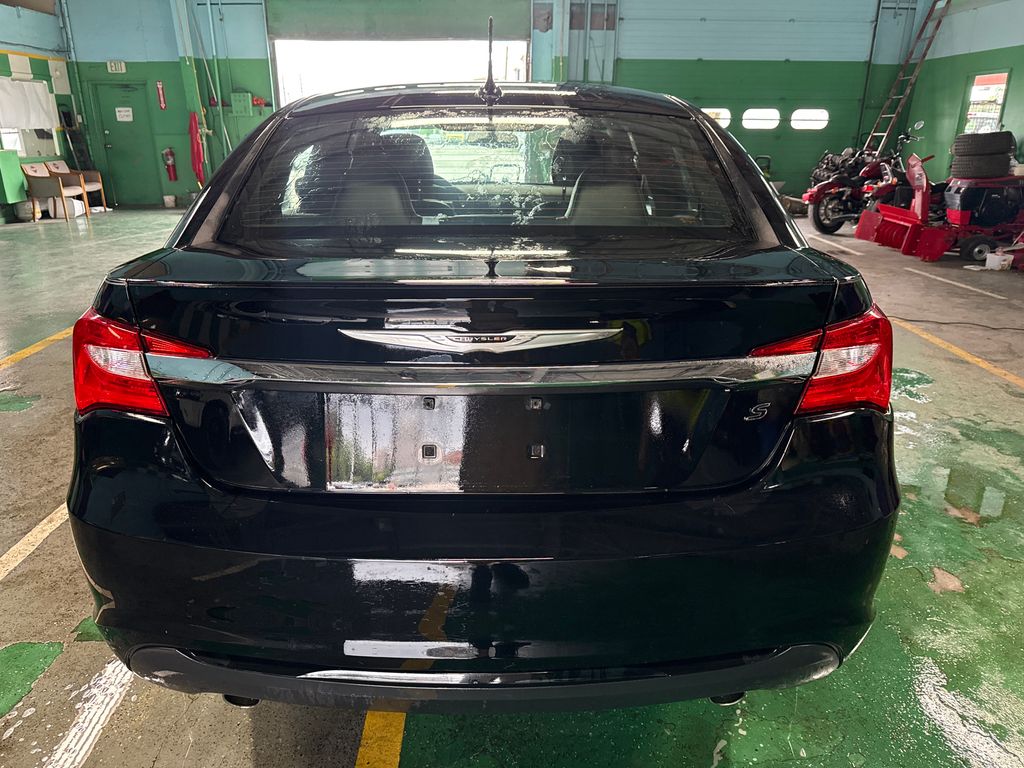 2013 Chrysler 200 6