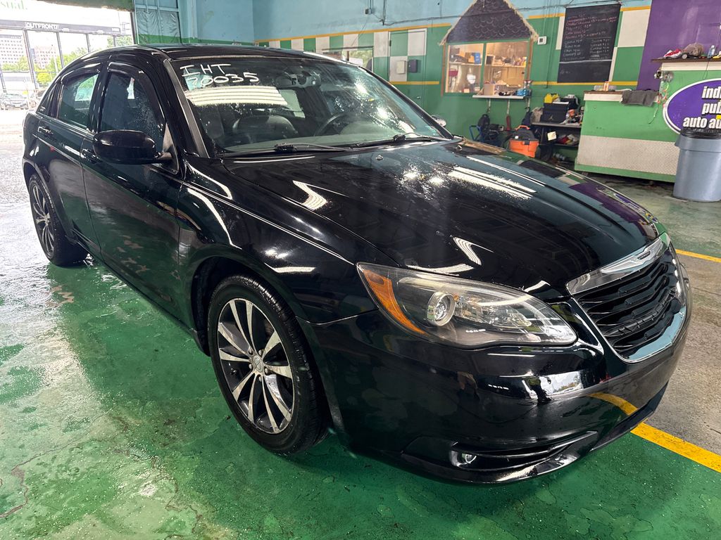 2013 Chrysler 200 0