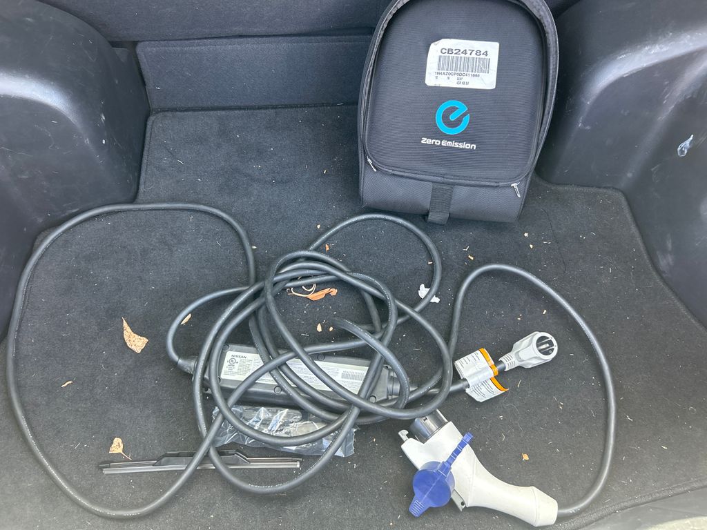 2016 NISSAN LEAF 11