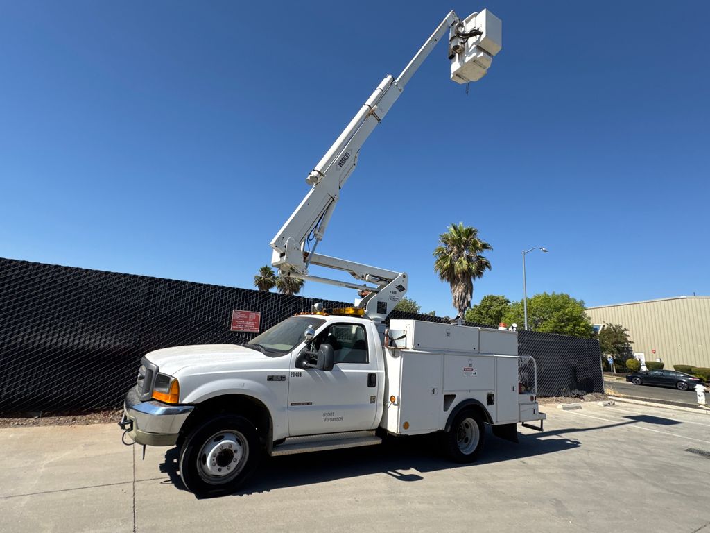 2000 Ford Bucket Truck 0