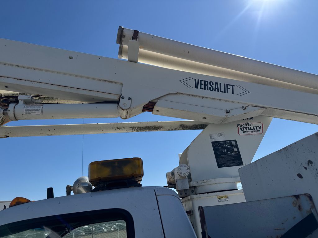 2000 Ford Bucket Truck 8