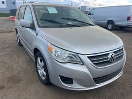 2011 VOLKSWAGEN Routan