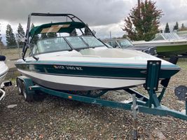 1996 SKI CENTURION ELITE BOWRIDER