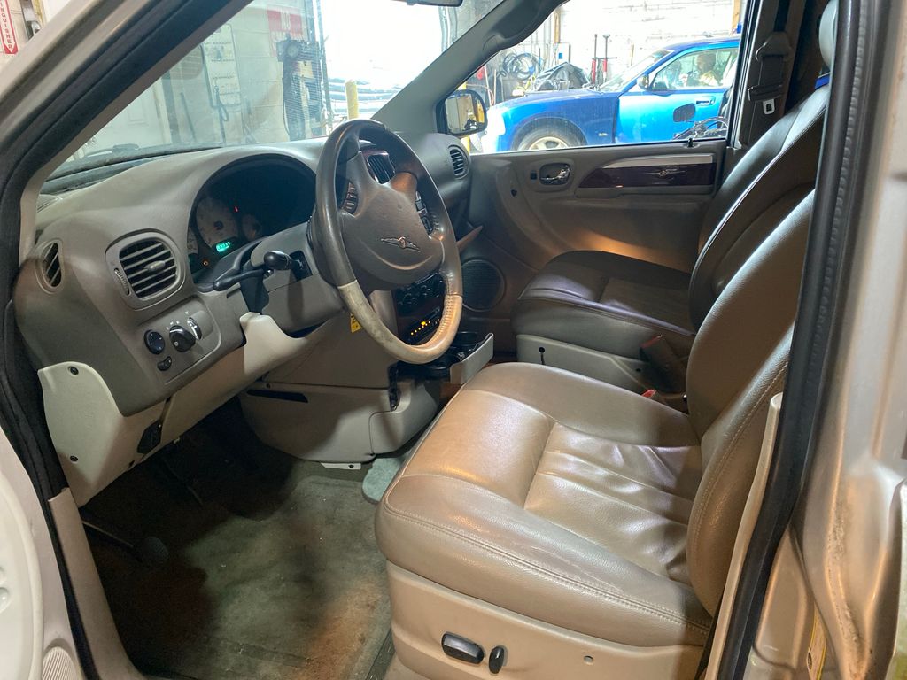 2007 CHRYSLER TOWN & COUNTRY 7