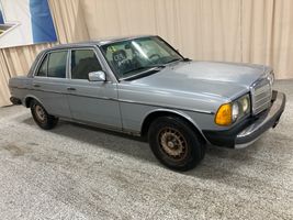 1983 Mercedes-Benz 240 SERIES
