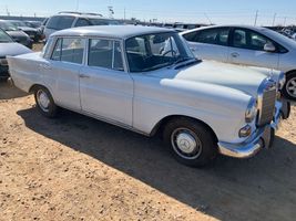 1966 MERCEDES-BENZ 200