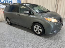 2011 TOYOTA SIENNA