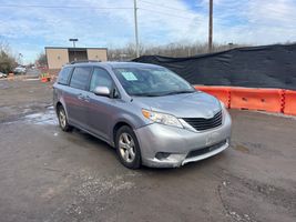 2011 TOYOTA SIENNA