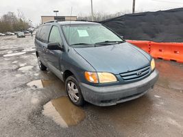 2002 TOYOTA SIENNA LE