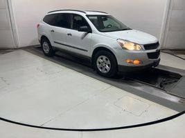 2009 CHEVROLET TRAVERSE LS