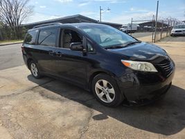 2017 TOYOTA SIENNA LE
