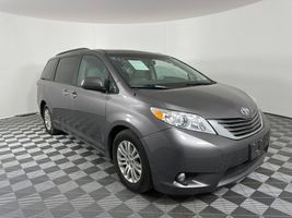 2013 TOYOTA SIENNA XLE