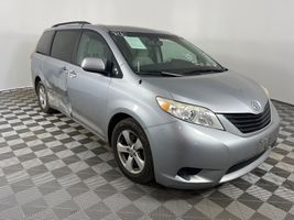 2011 TOYOTA SIENNA LE