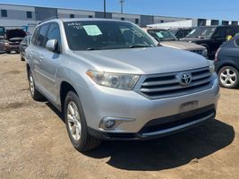 2011 TOYOTA HIGHLANDER SE