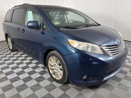 2011 TOYOTA SIENNA 