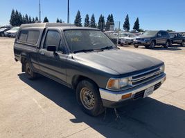 1990 TOYOTA PICKUP DLX