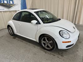 2010 VOLKSWAGEN NEW BEETLE 