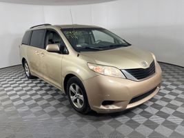 2014 TOYOTA SIENNA LE