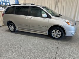 2004 TOYOTA SIENNA 