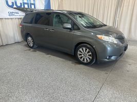 2011 TOYOTA SIENNA 