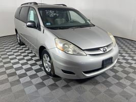2010 TOYOTA SIENNA 