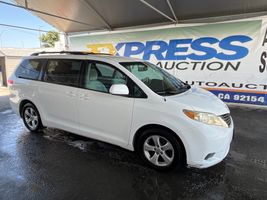 2014 TOYOTA SIENNA LE