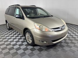 2010 TOYOTA SIENNA LIMITED