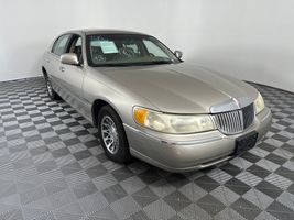2001 LINCOLN TOWN CAR 
