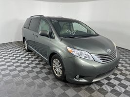 2013 TOYOTA SIENNA XLE