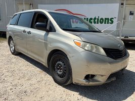 2017 TOYOTA SIENNA L